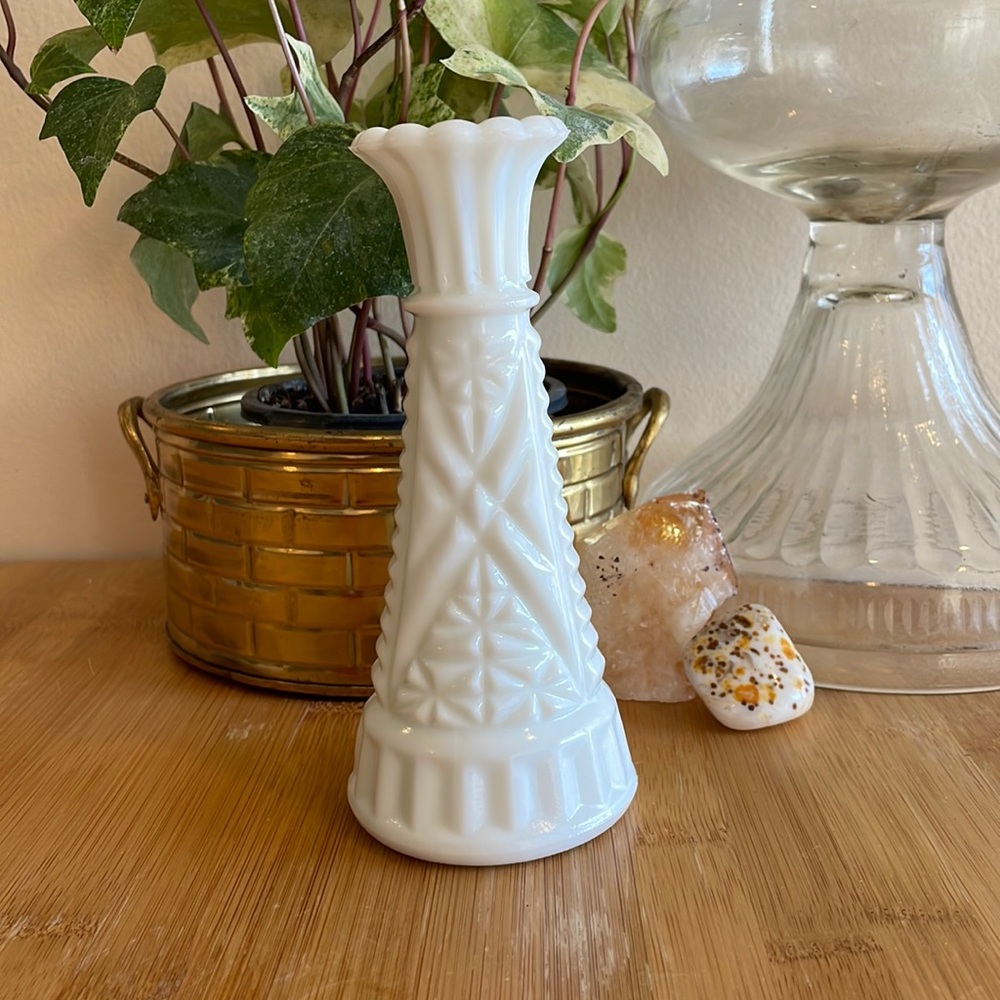 🌸 Vintage Anchor Hocking Milk Glass Bud Vase - Elegant Addition to Any Décor